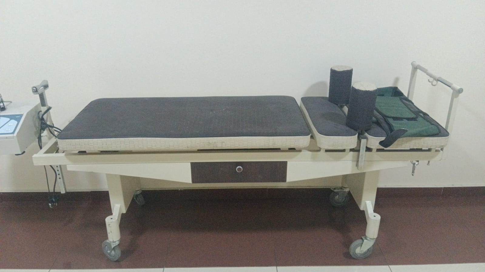 Fizioterapiya üçün traksiya masası